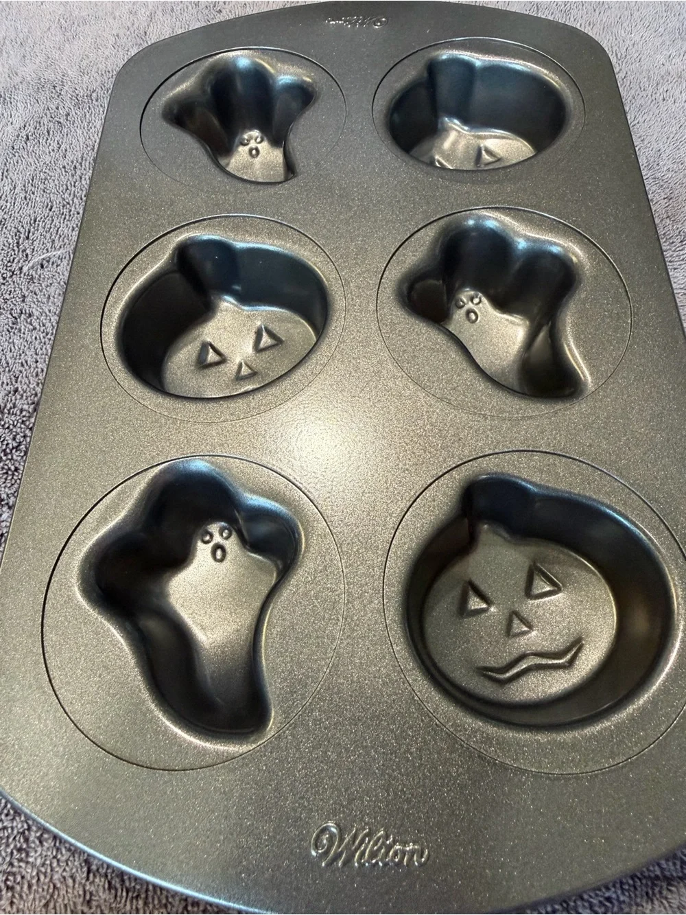 🎃 Wilton Halloween Ghost & Pumpkin Baking Pan - Gray Nonstick